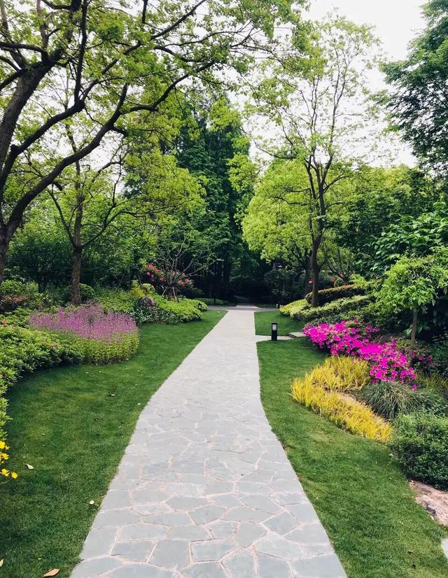 有时候使人疲惫的不是远方的高山,让人疲惫的不是远山而是鞋里的沙