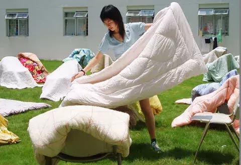 床单经常睡的地方发黄怎么回事,睡觉时床单有汗渍发黄是什么原因