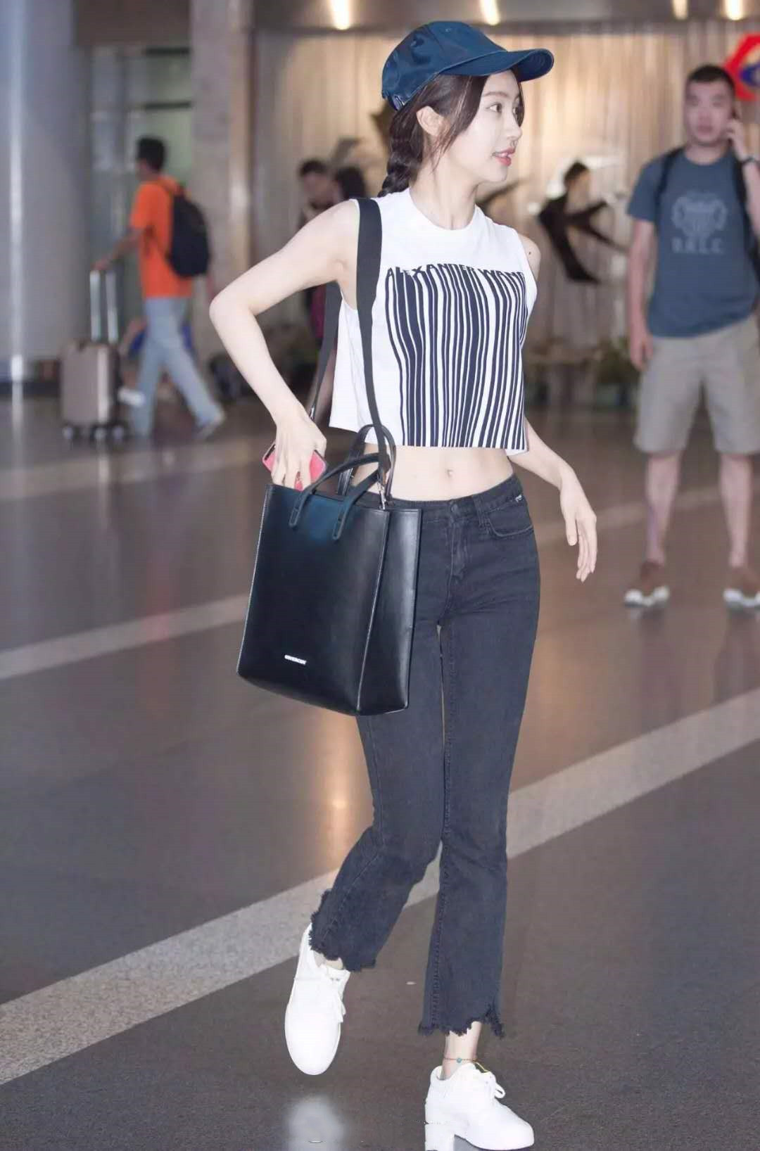 张柏芝胆子好大!穿条黑色礼裙露肚脐太抢镜了,气质形象很到位