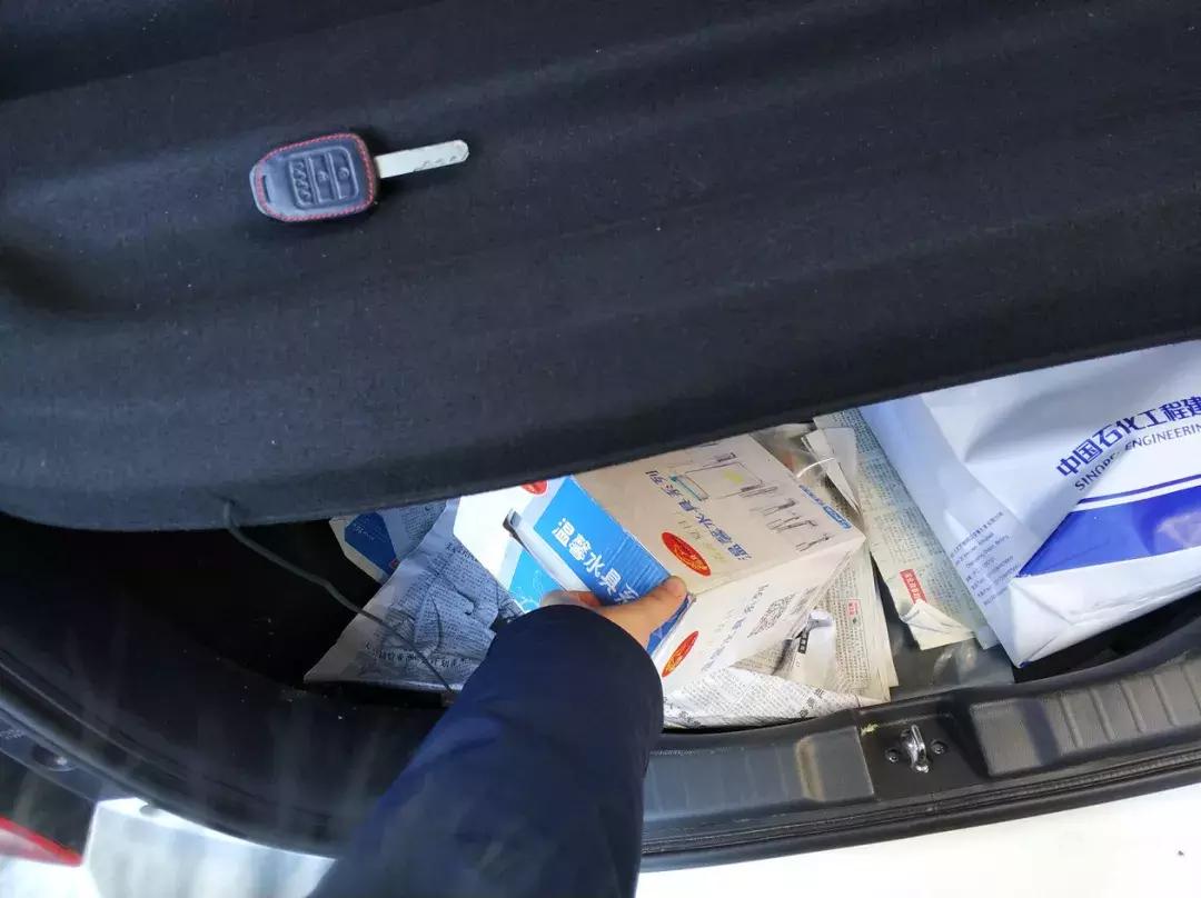 把汽车钥匙锁在车里了怎么办,把车钥匙锁在车里可能吗