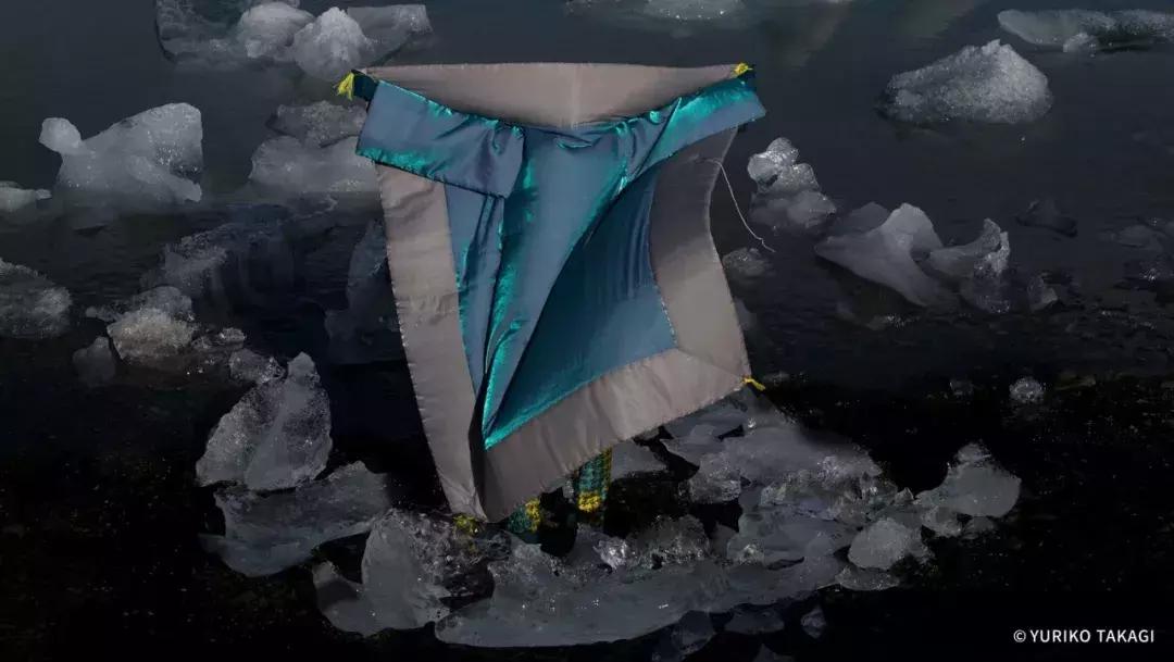 25年前，一个日本人带着天价衣服到中国，给西北人拍了一批硬照