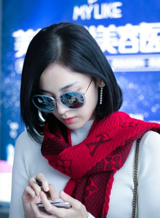 这条围巾5元英语,这条围巾的价格有点高英文怎么说