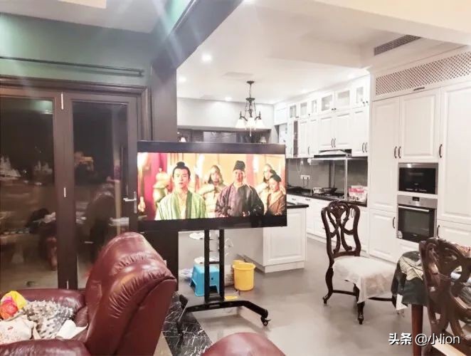 电视不上墙怎么放稳固,曲屏电视怎么摆放不上墙