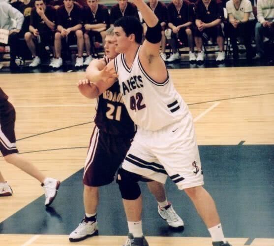 扣碎篮板的场面：乔丹把篮板搞得稀碎，鲨鱼用19个扣坏的筐做成树