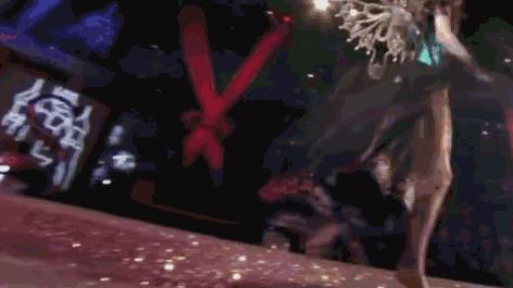 T台模特摔跤*案惨**!隔着屏幕都替她们脚疼