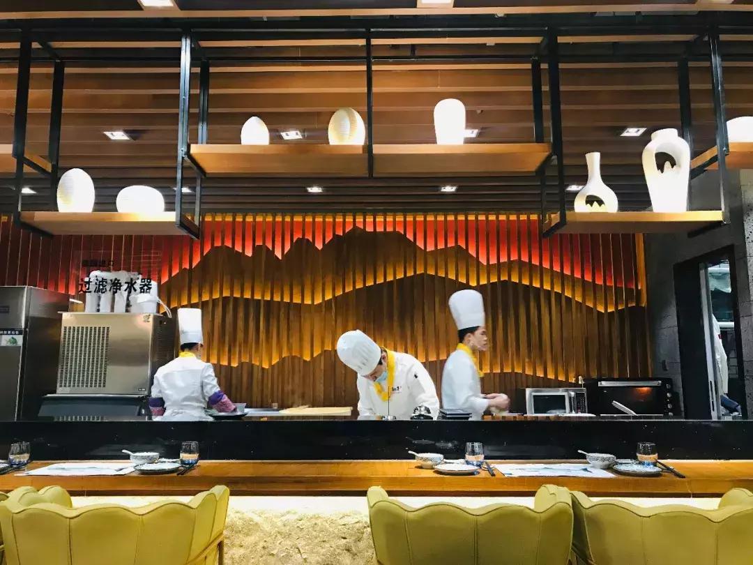 Madein*疆新**！不用100元能吃三文鱼全鱼宴？！