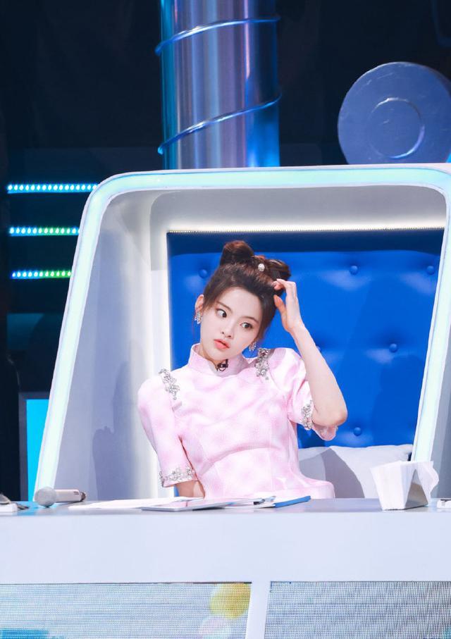 杨超越机场旗袍裙照片,杨超越综艺制服照片