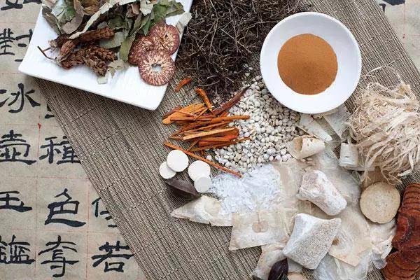 治疗银屑病有毒的中药,中医治银屑病注意事项