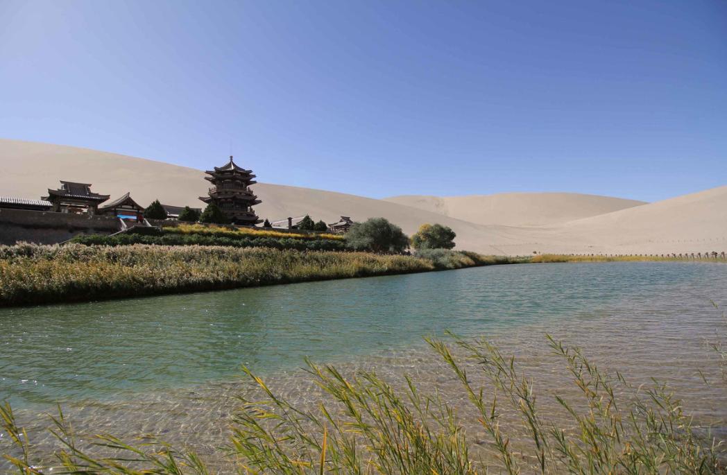 月牙泉到底有多神奇,太神奇了沙漠竟然有绿洲