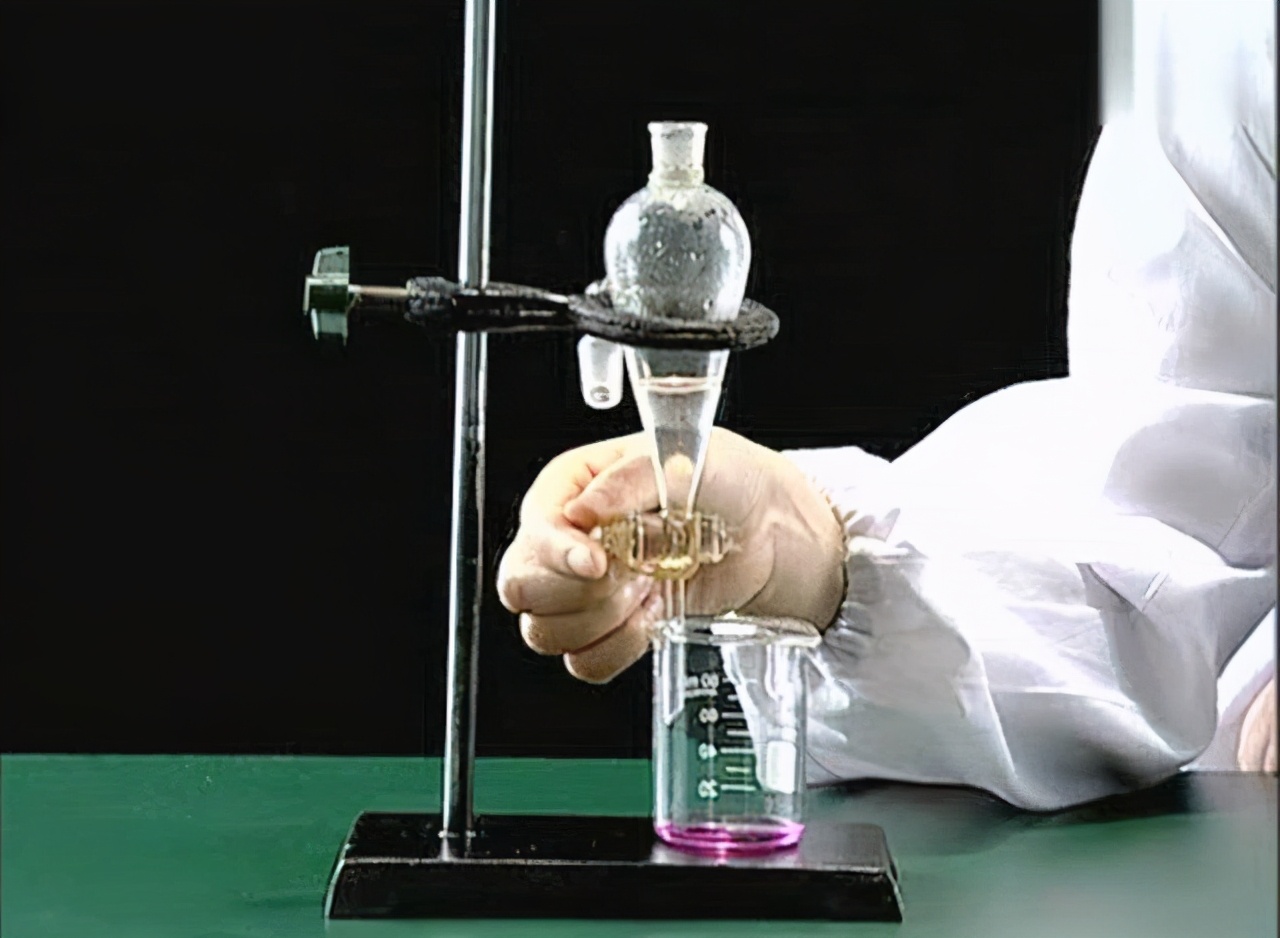 天才自学制毒，北美毒王重金求配方，被抓后挑衅民警：你玩不过我