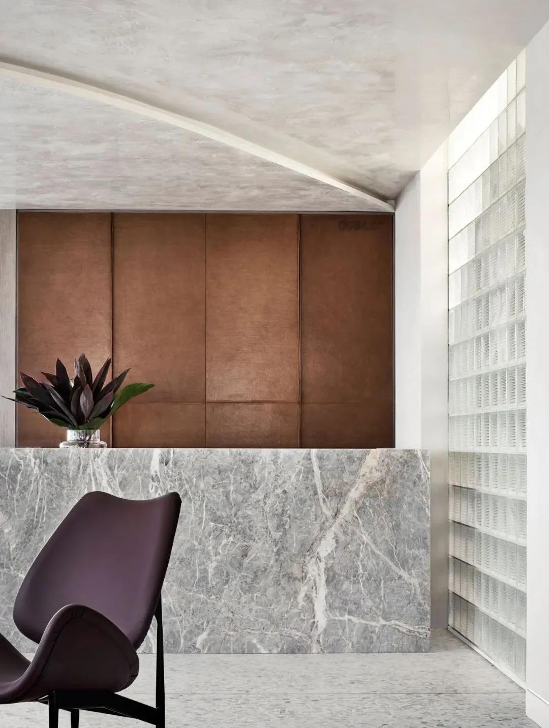 办公室装修32款极简前台,办公室装修前台背景墙怎么选