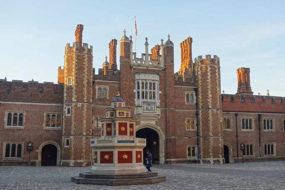 英国都铎堂学校,英国newhall学校