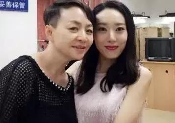 她曾是周星驰电影御用女主角,港片女神周星驰