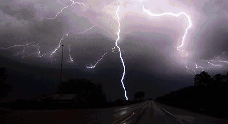 天上一道闪电劈在树上,为什么天上会劈下闪电