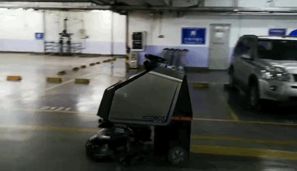 谁说机器人”行走”只求不撞墙?看高仙花式避障!