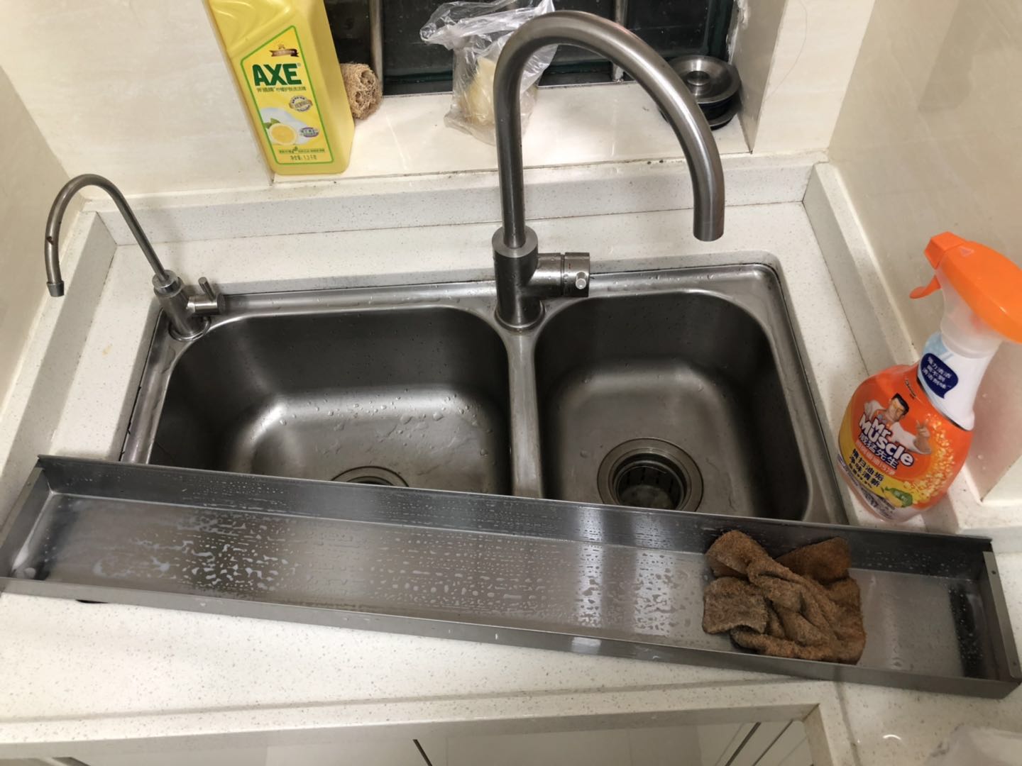 油烟机下面接油的槽能垫保鲜膜吗,油烟机上的油盒可以铺上保鲜膜吗