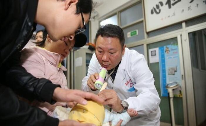 宝宝把蓝牙耳机吞进肚子了,小孩把苹果耳机吞了