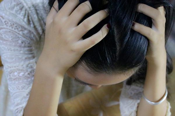 女性唇边长胡子怎么办,女人上唇长胡子是什么原因造成的