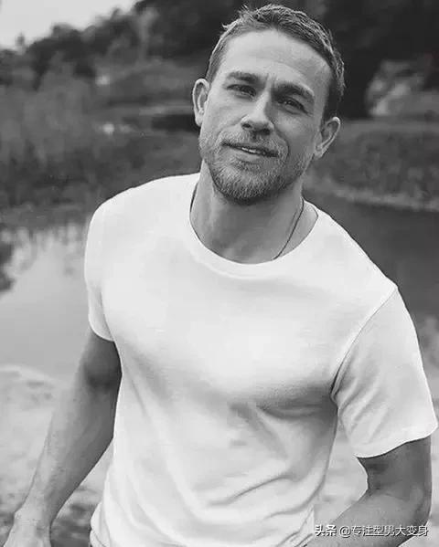 白t男生怎么穿,男人穿什么样的白衬衫好看