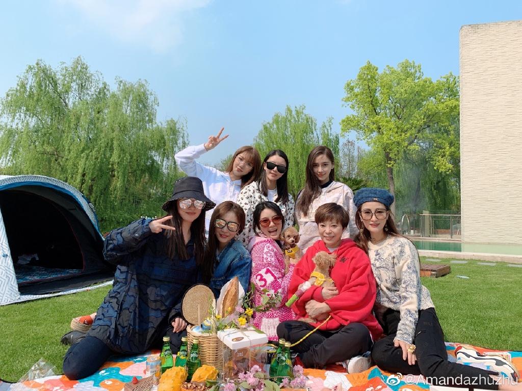 连她都要镶边合影的聚会，来头这么大？