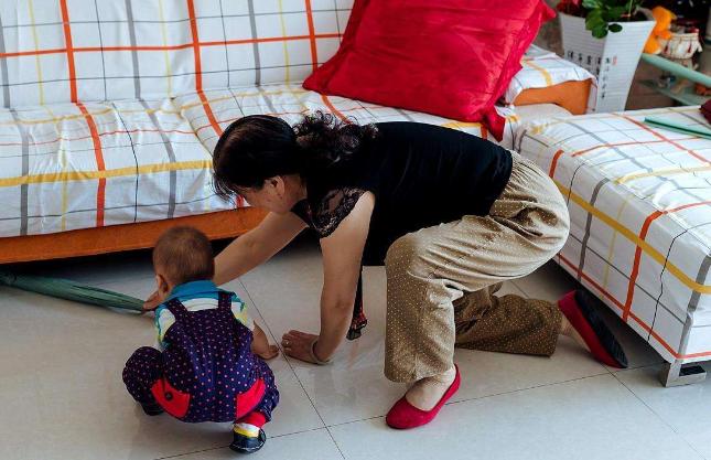 女儿刚生完娃，却被看望的老妈抢风头，网友：这颜值是认真的吗？