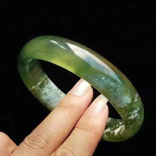 好品质的岫玉和差品质翡翠哪个好,岫玉与翡翠的鉴别方法有哪些呢