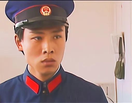 70年代穿白色警服的警察一身正气,监狱警察警服变迁史