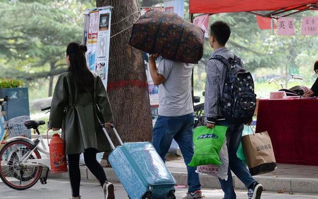 一般大学生会选择上铺还是下铺,新生入学选新学校怎么样