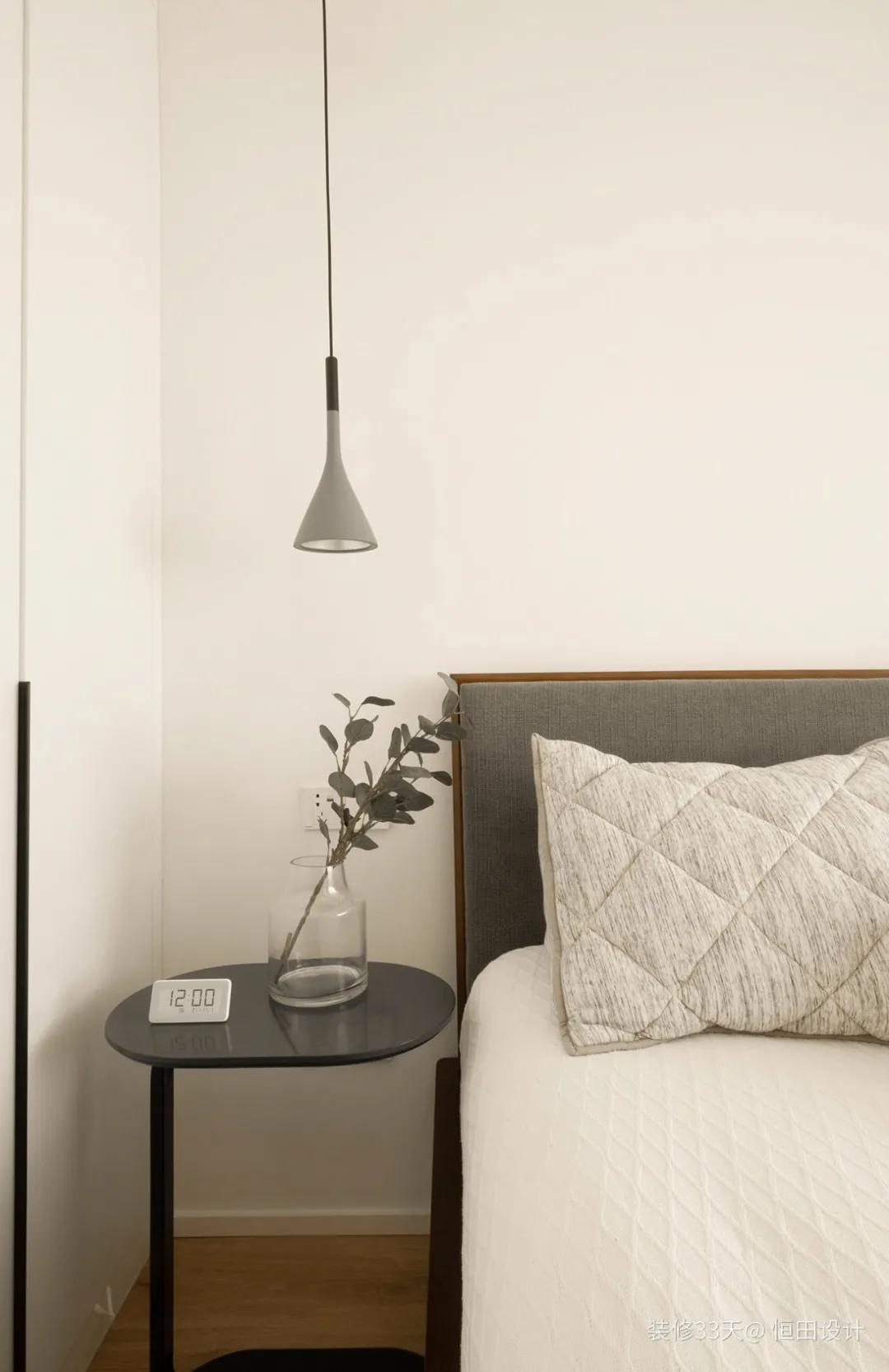 因卧室太小能买一大一小床头柜吗,卧室太小放不下梳妆台