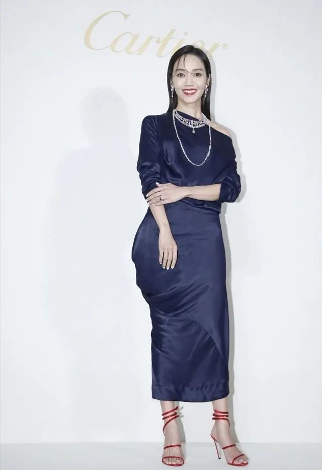 41岁侯佩岑穿衣搭配,侯佩岑穿短裙子照片