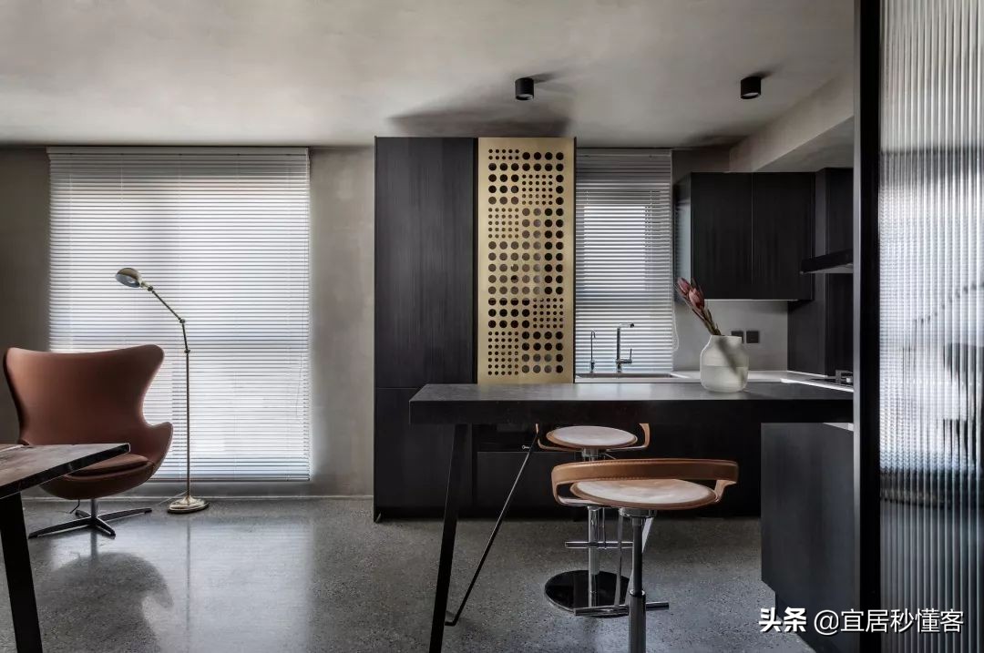 98年纹身师一人宅，酷炫工业风，家里一半面积是客厅