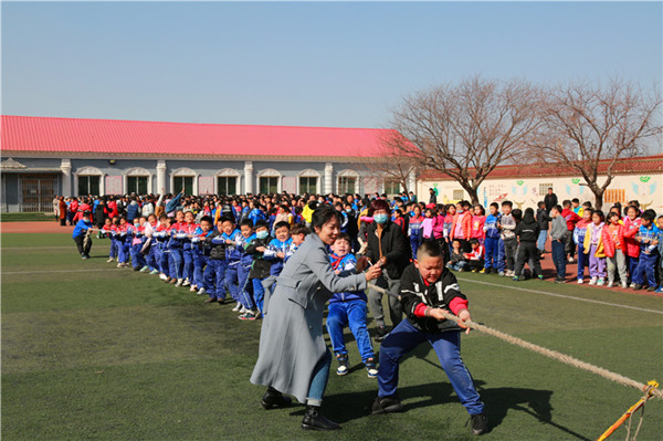 鞍山经济开发区宁远镇小学中心校举行拔河比赛