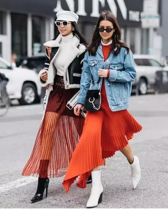 百褶裙的万能搭配随意就很好,夏天长款百褶裙的10种搭配方法