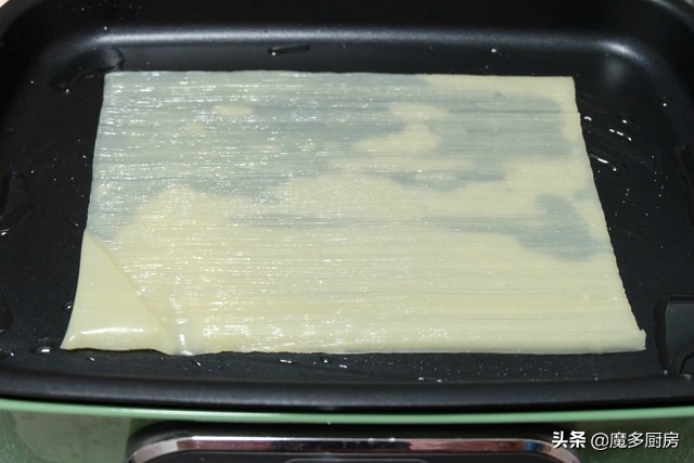 特色烤冷面街边小吃教程,在家怎么做小吃摊同款烤冷面