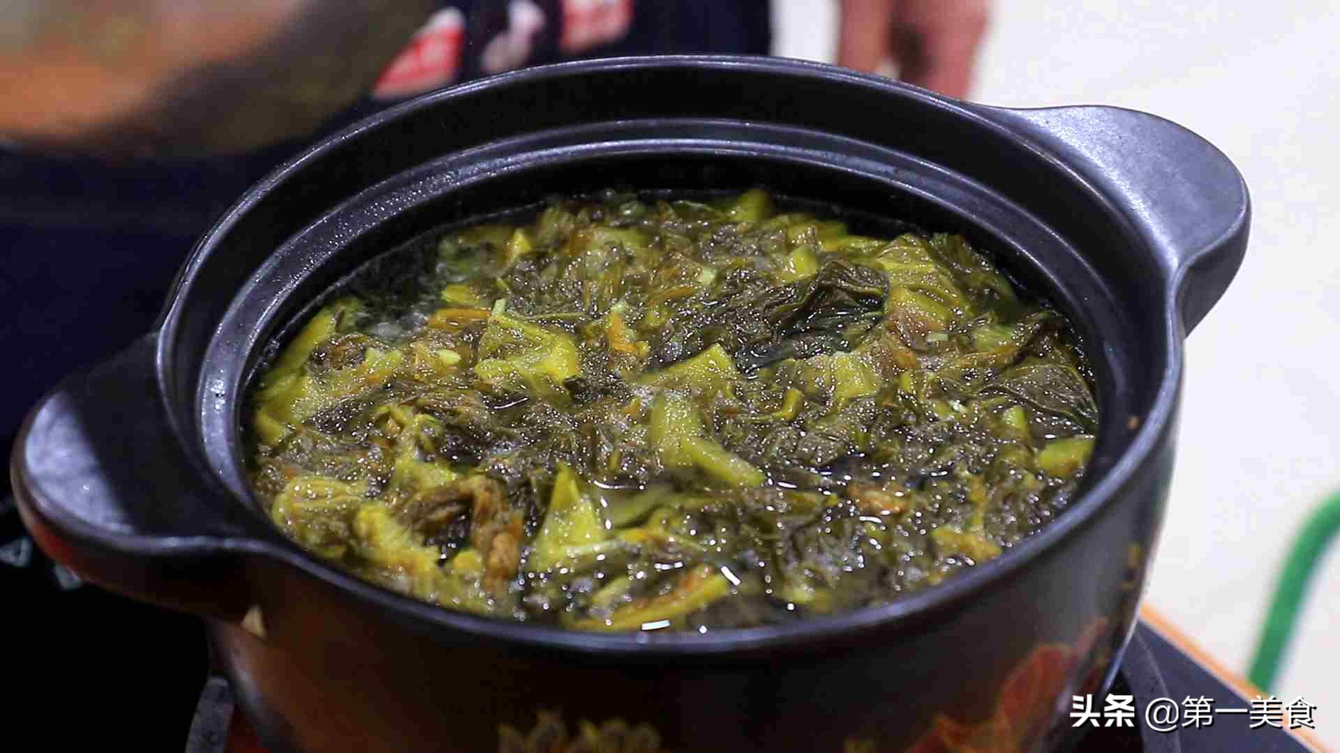 厨师做酸菜炖肉,大厨酸菜炖五花肉家常做法东北