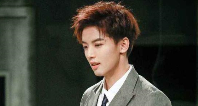 他18岁公开恋情，20岁订婚，22岁结婚，竟然只为留她在身边！