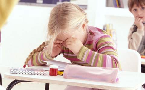 孩子眼睛突然看不清了如何矫正,出生就近视的小孩能矫正吗