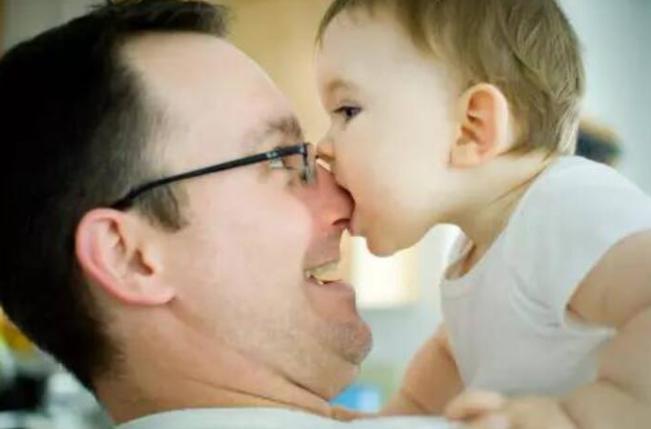 宝宝吃辅食老是吃手怎么办,孩子爱吃手咬指甲是缺什么