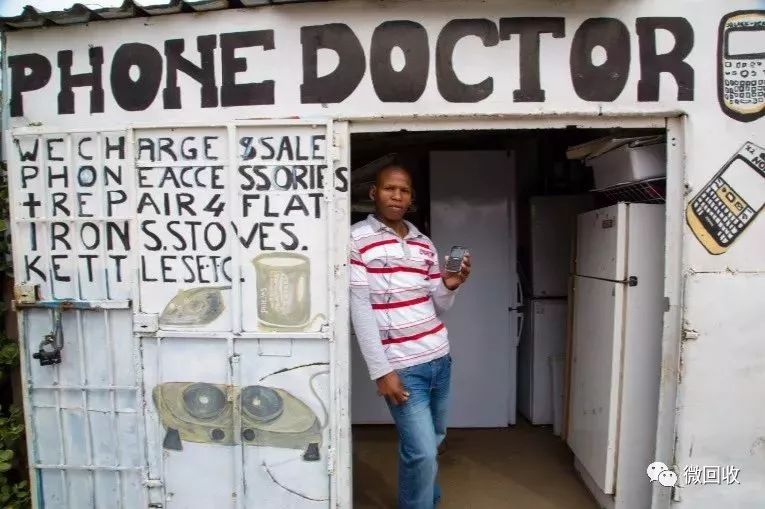 在非洲，不仅用泥巴给手机充电，还把自己改造成充电宝和天线