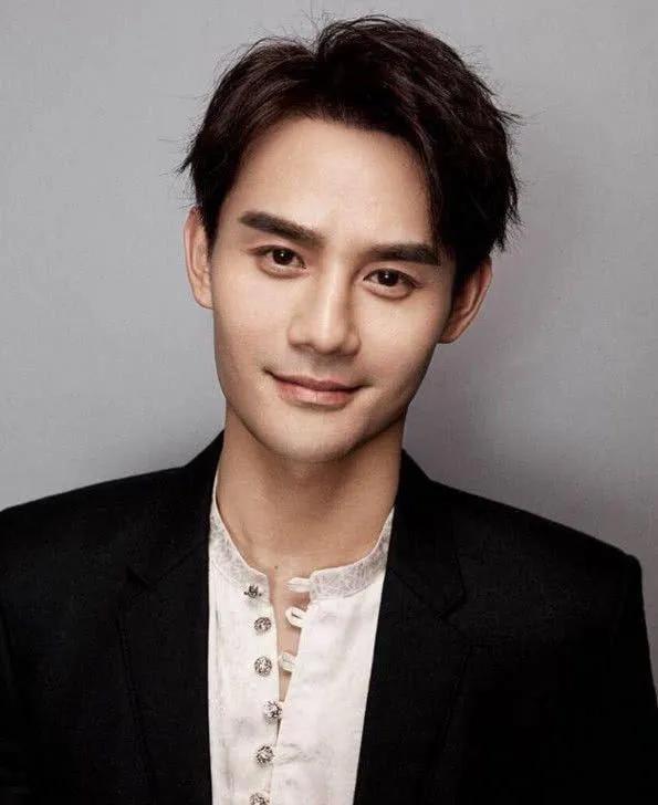 行走的荷尔蒙,这6位越老越有味,大胡茬克制又霸道,气质太绝了