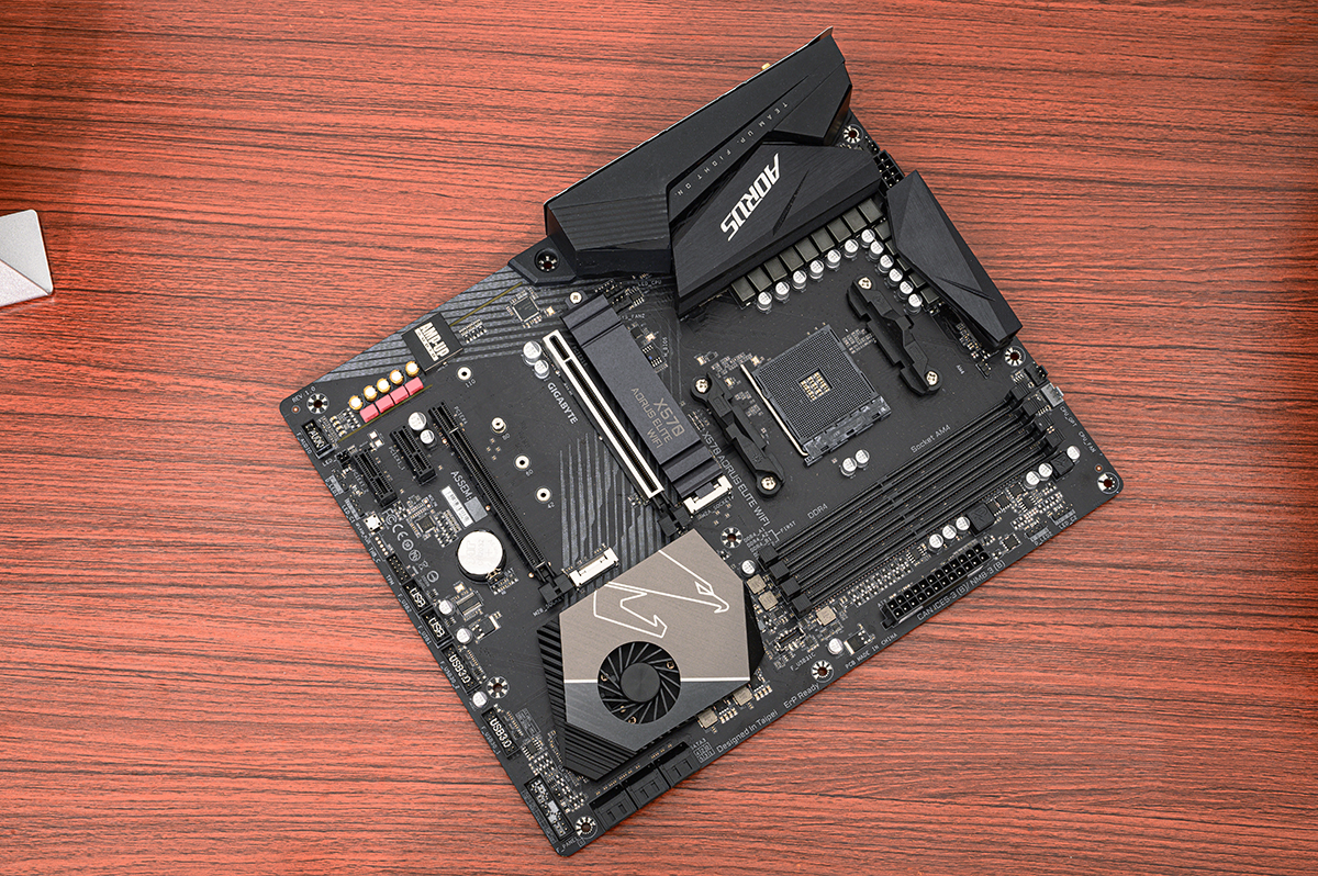 颜值与个性共舞，大水牛铁血战士异形机箱，越夜越有机