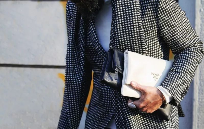 中国人为什么喜欢夹包,老外学中国人夹包