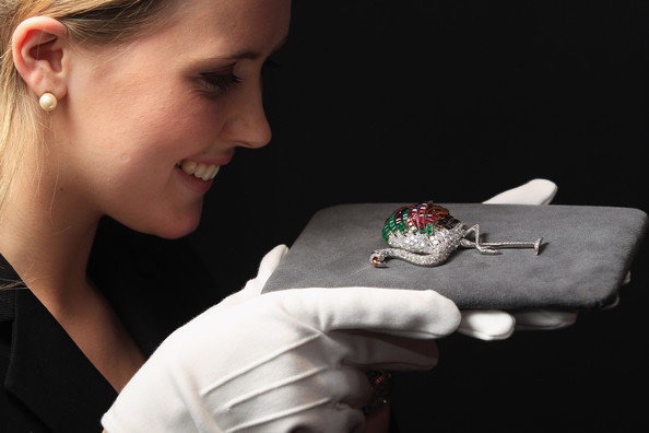 价值15000000人民币的奢华胸针，与极具争议的温莎公爵夫妇