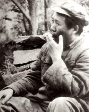 毛主席和群众一起抽旱烟，压力大时一天50根，革命胜利后戒掉没？