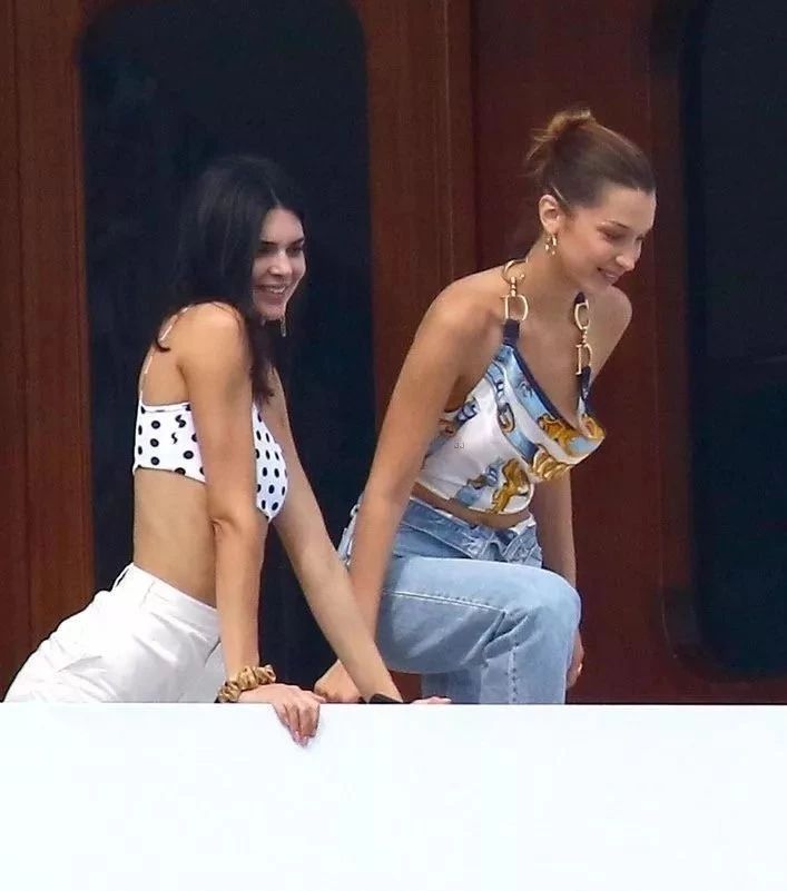 一条丝巾有多种搭配方法,丝巾的十种搭法