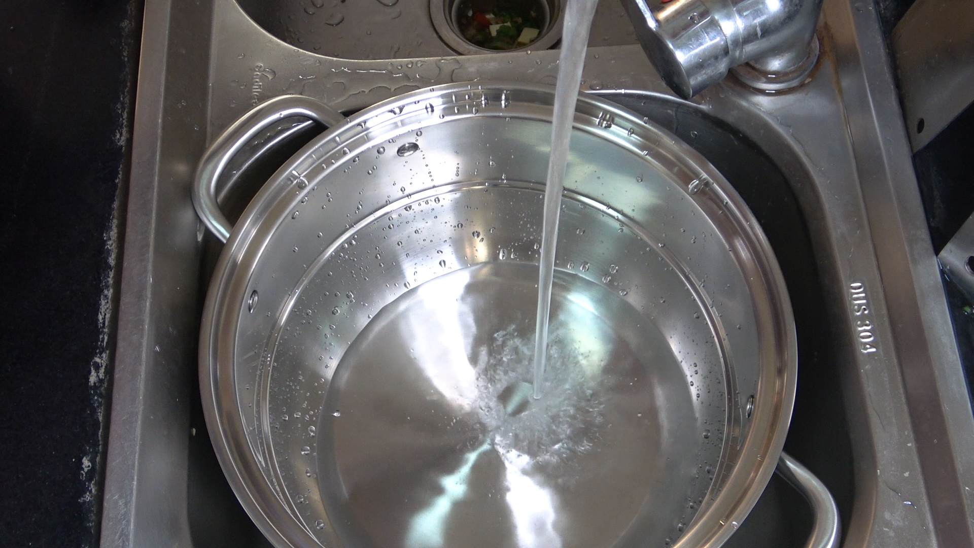 304不锈钢锅蒸锅第一次用怎么开锅,新不锈钢锅的正确保养方法