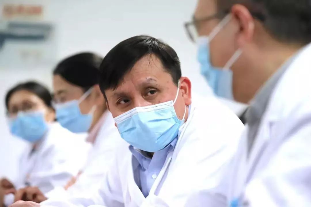 上海华山医院张文宏怎么样,张文宏教授黑眼圈