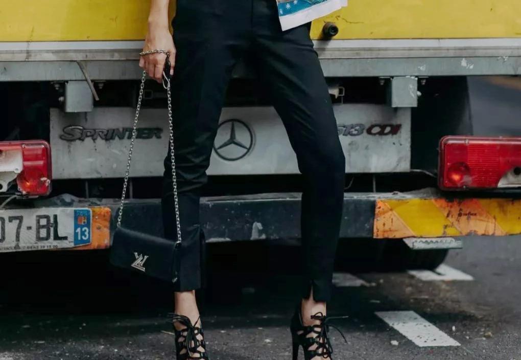 背包女双肩包时尚2022新款中年,中年男人背双肩包还是单肩包有范