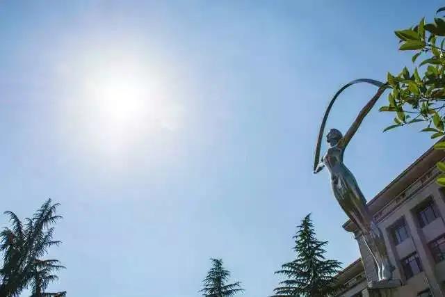 陕西最“豪华”大学之一!坐拥4大“网红”食堂,游泳馆、商业街一应俱全!