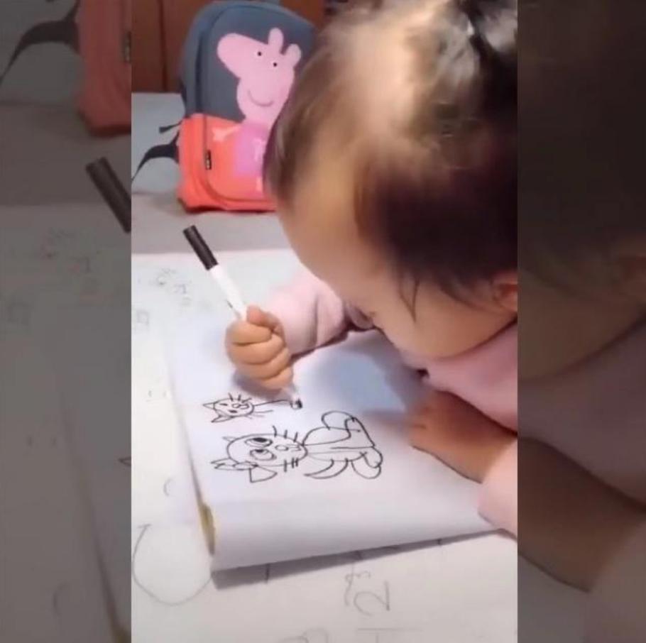 我只有两岁，是个刚拿笔乱画的娃，网友：起手的圆够我学3年